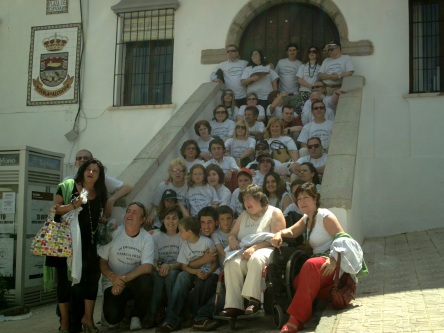 Familia Frías a las puertas del Ayuntamiento de Puebla de Alcocer