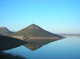 La Mayor rotonda rodeada de agua dulce en La Comarca de La Siberia en Extremadura.
