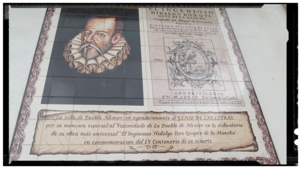 Placa conmemorativa por la mención especial al Vizcondado de Puebla de Alcozer, en la portada del libro de D. Miguel de Cervantes, El Quijote.